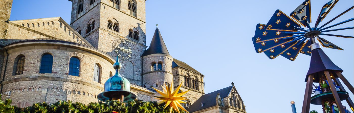 Marché de Noël à Trèves devant la cathédrale